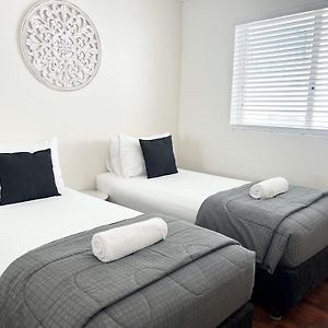 Deluxe Two-Bedroom Apartment Spa Bath Split Level